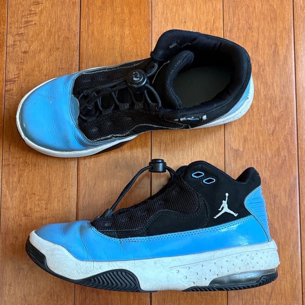 Jordan Max Aura 2 University Blue